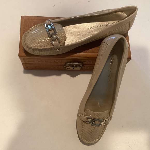 Anne Klein Iflex Faux Snakeskin Embossed Tan with Gold Highlights Flats 8.5 EUC - Picture 1 of 9